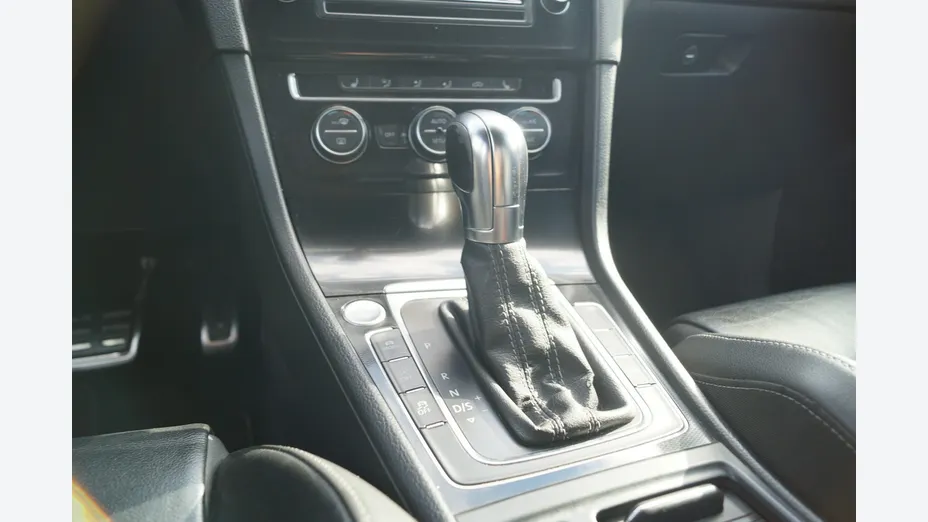 VOLKSWAGEN Golf -