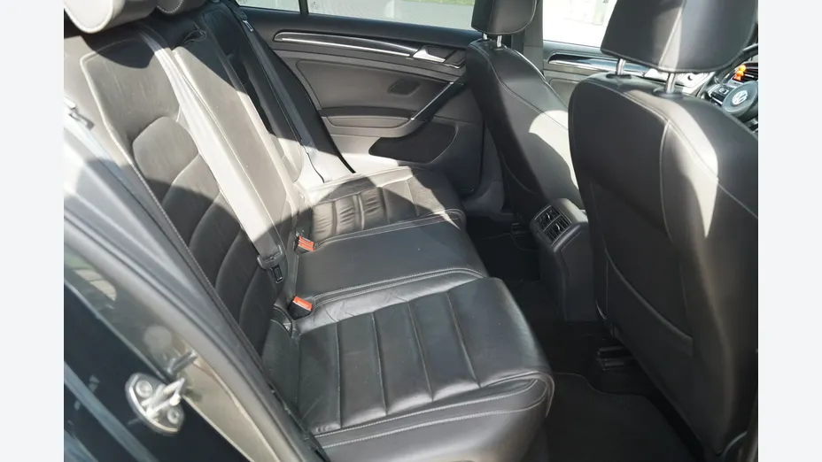 VOLKSWAGEN Golf -