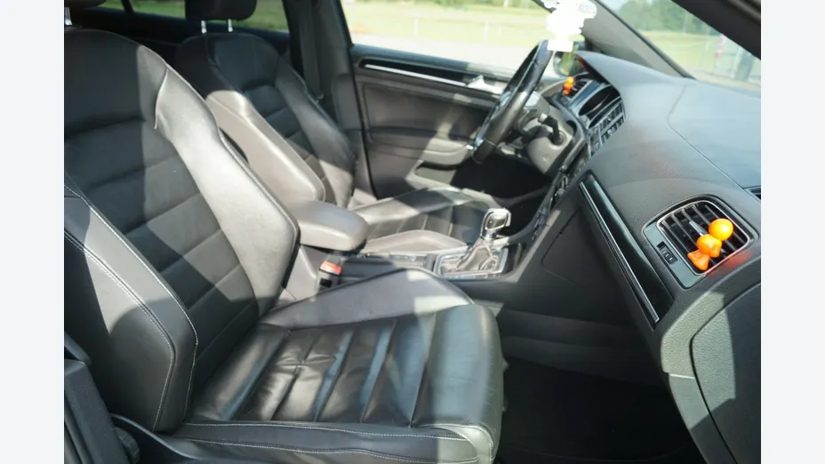 VOLKSWAGEN Golf -