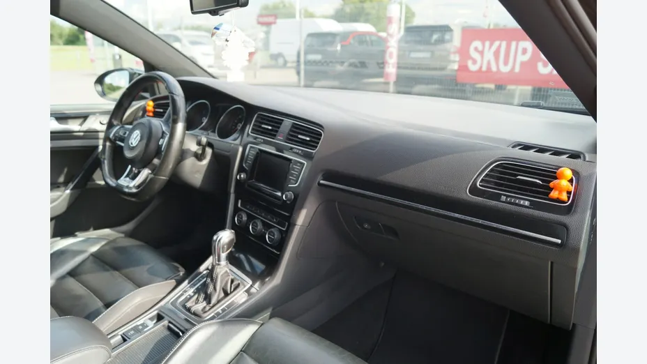 VOLKSWAGEN Golf -