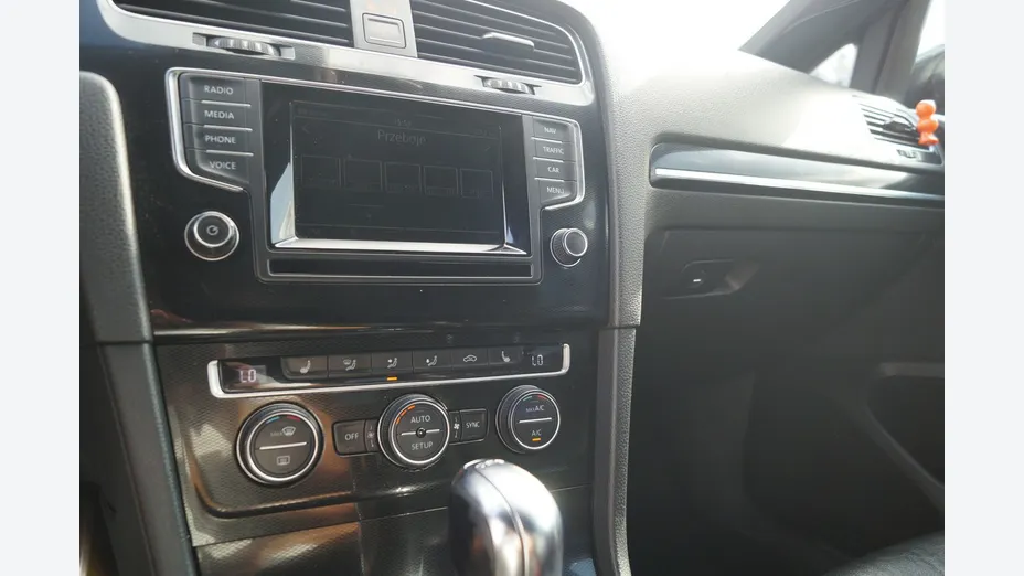 VOLKSWAGEN Golf -