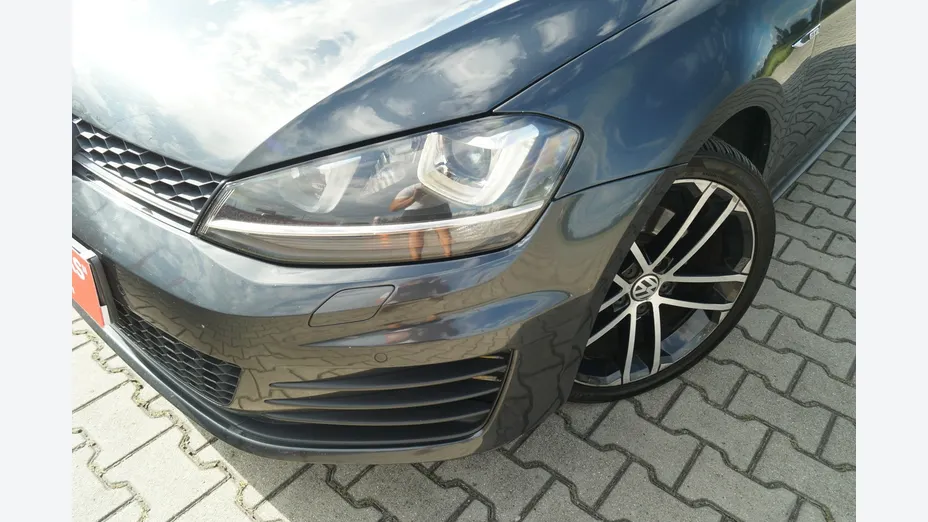 VOLKSWAGEN Golf -