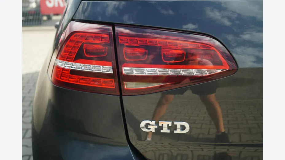 VOLKSWAGEN Golf -