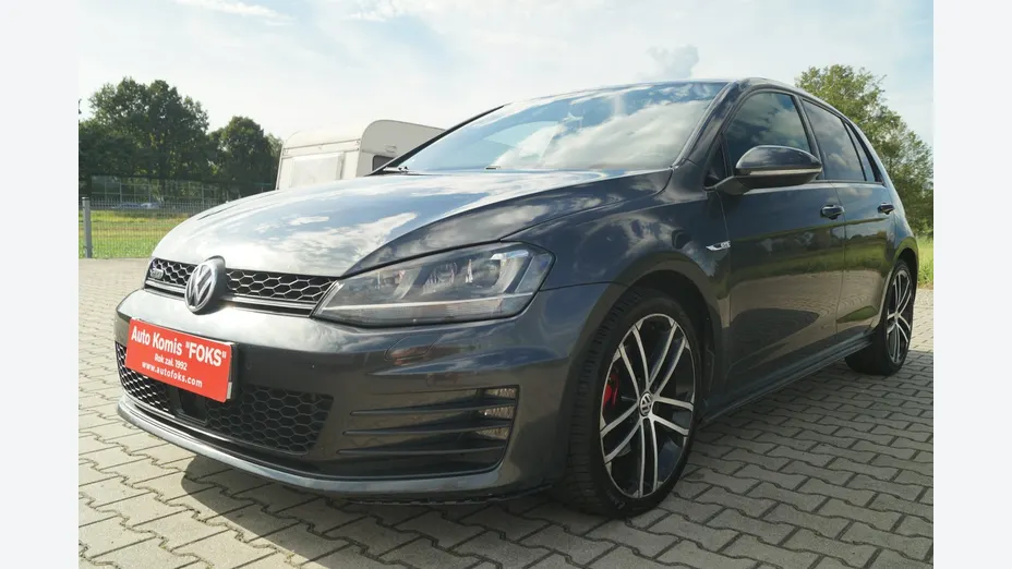 VOLKSWAGEN Golf -
