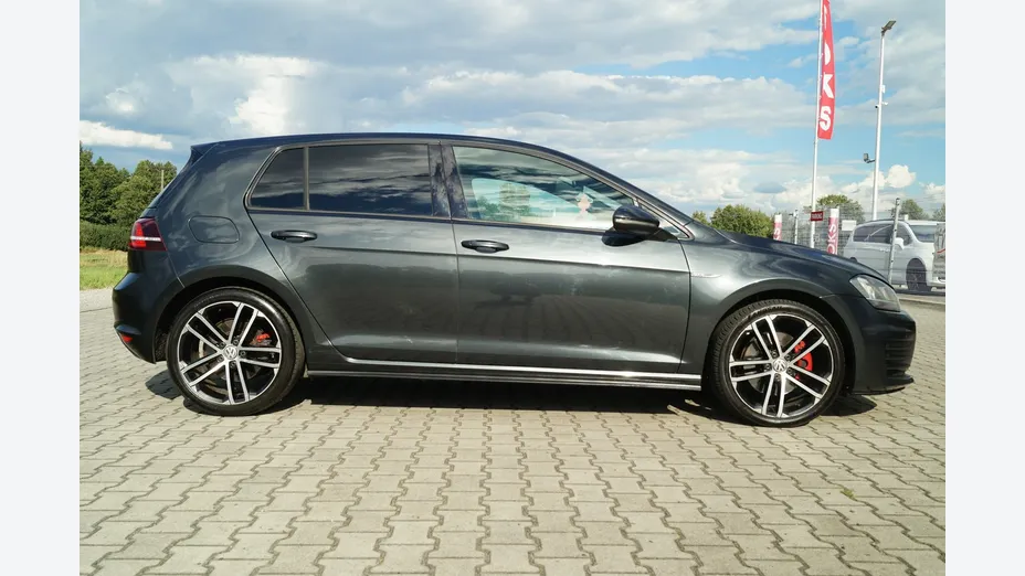 VOLKSWAGEN Golf -
