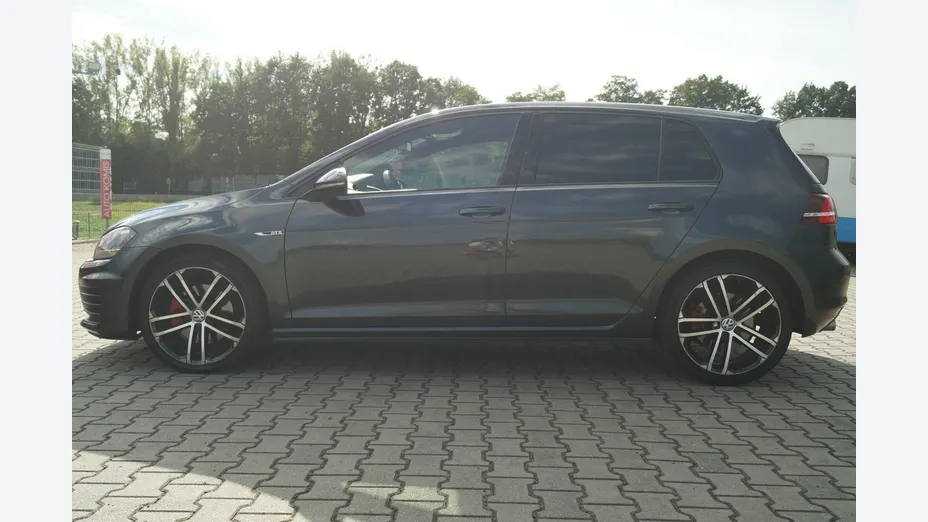 VOLKSWAGEN Golf -