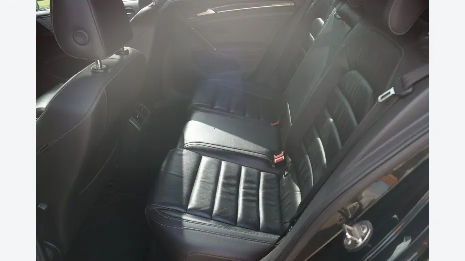 VOLKSWAGEN Golf -