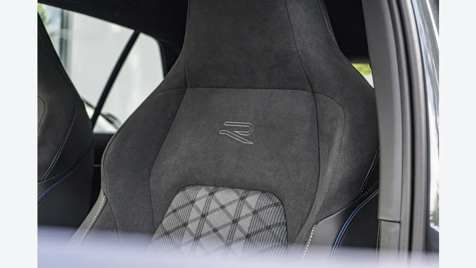 VOLKSWAGEN Golf -