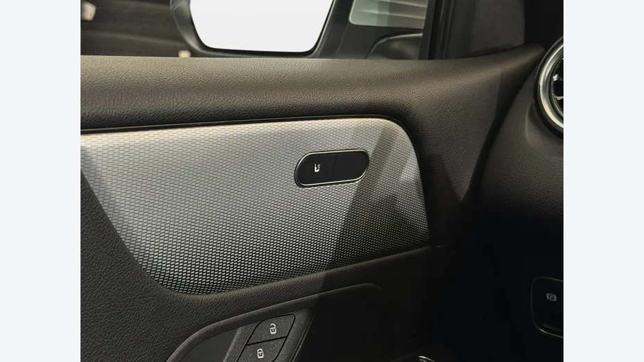 MERCEDES-BENZ GLB -