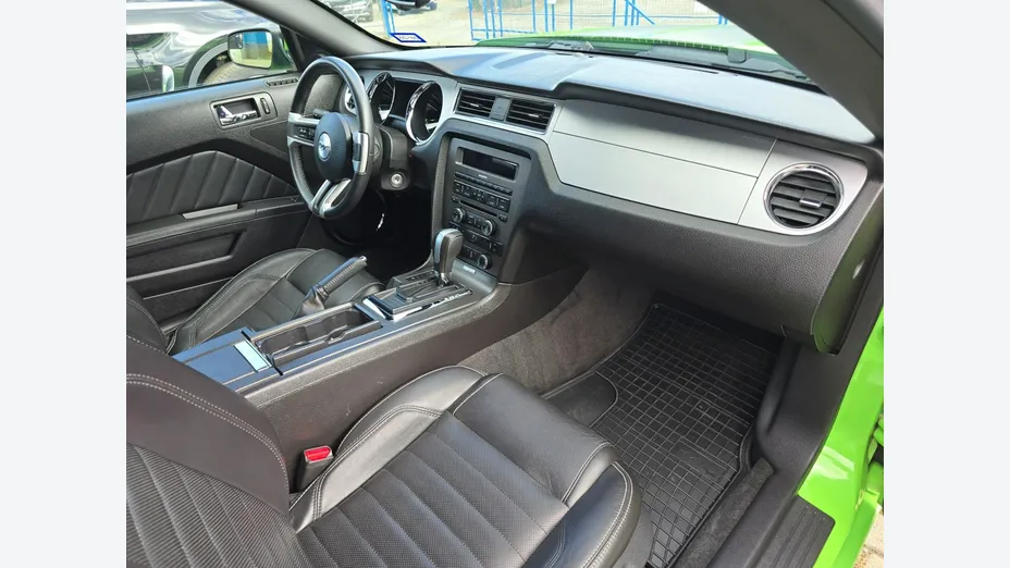 FORD Mustang -
