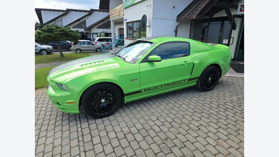 FORD Mustang -