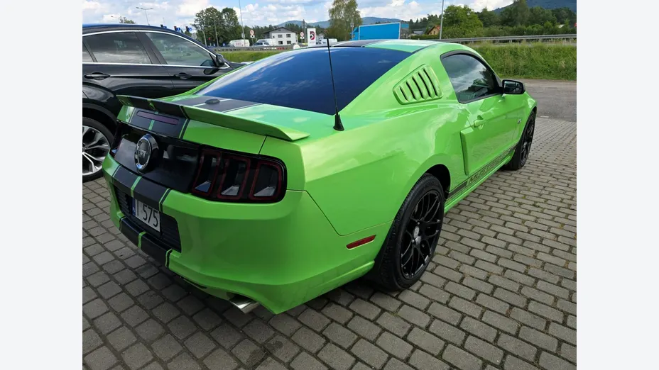 FORD Mustang -