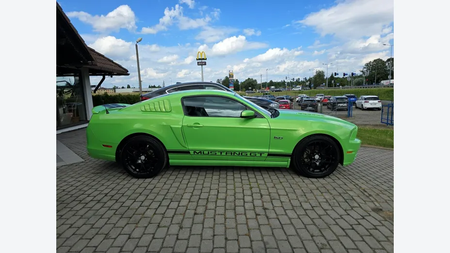 FORD Mustang -
