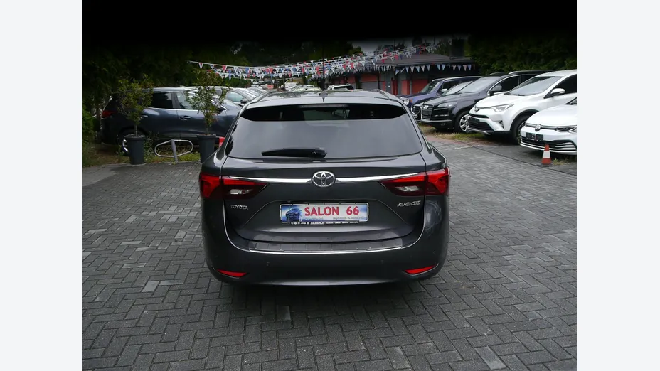 TOYOTA Avensis -