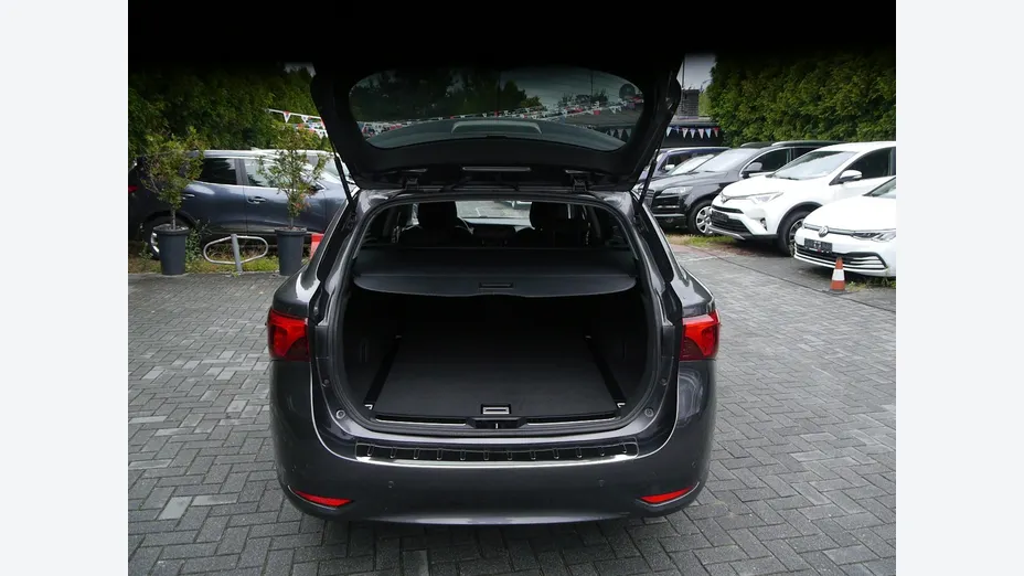 TOYOTA Avensis -