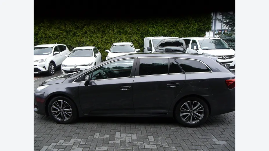 TOYOTA Avensis -