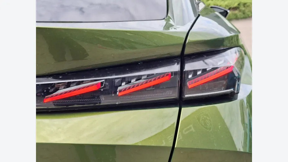 PEUGEOT 408 -