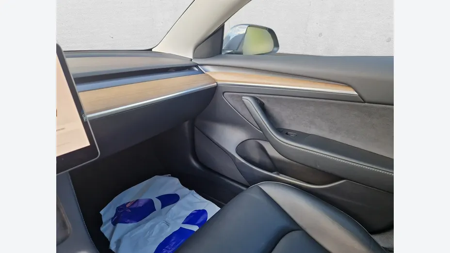 TESLA Model 3 -
