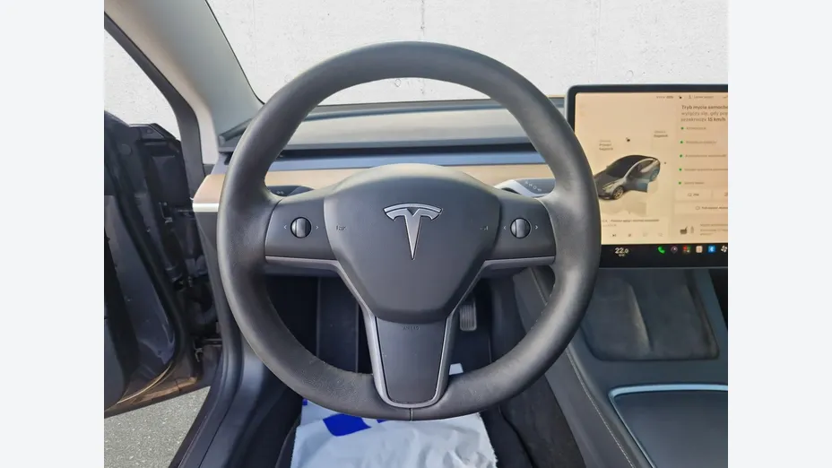 TESLA Model 3 -