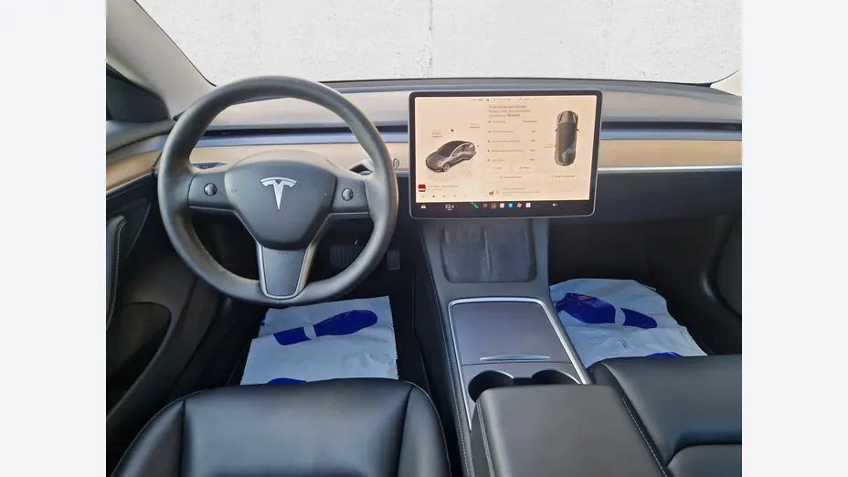 TESLA Model 3 -