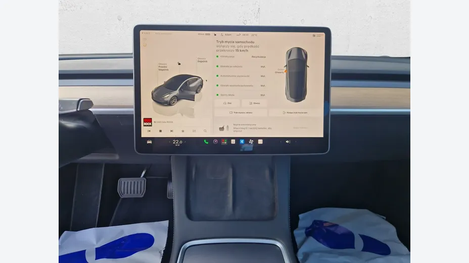 TESLA Model 3 -