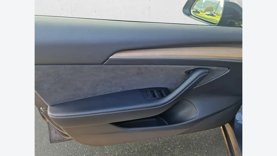 TESLA Model 3 -