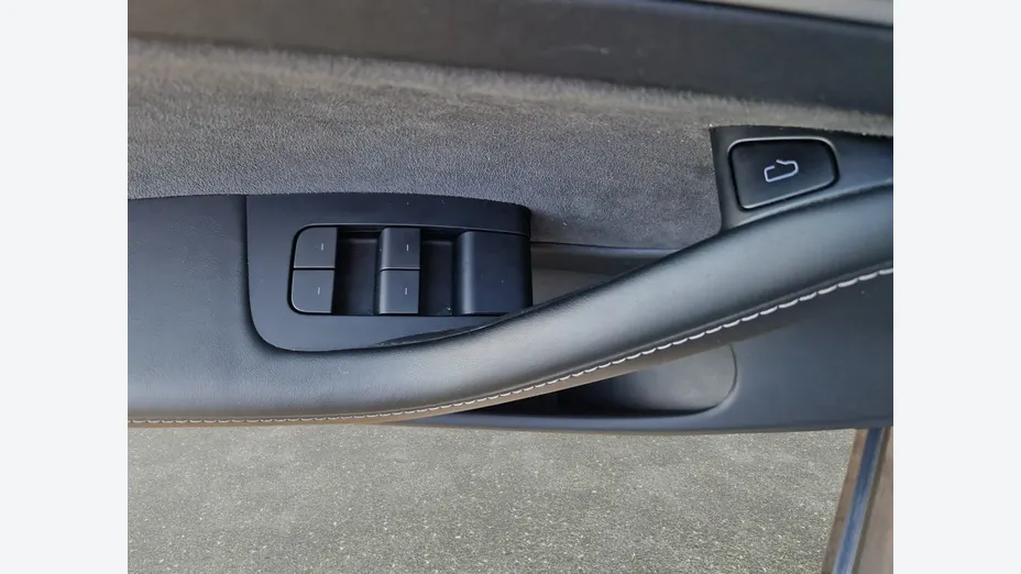 TESLA Model 3 -