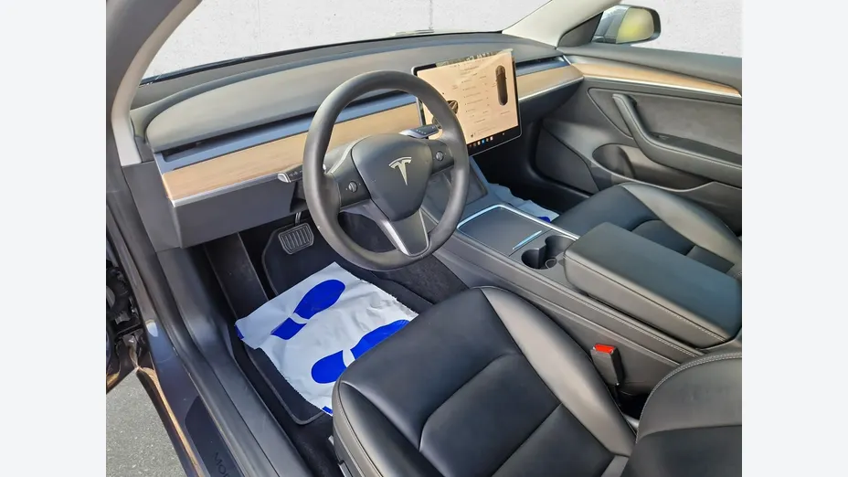 TESLA Model 3 -
