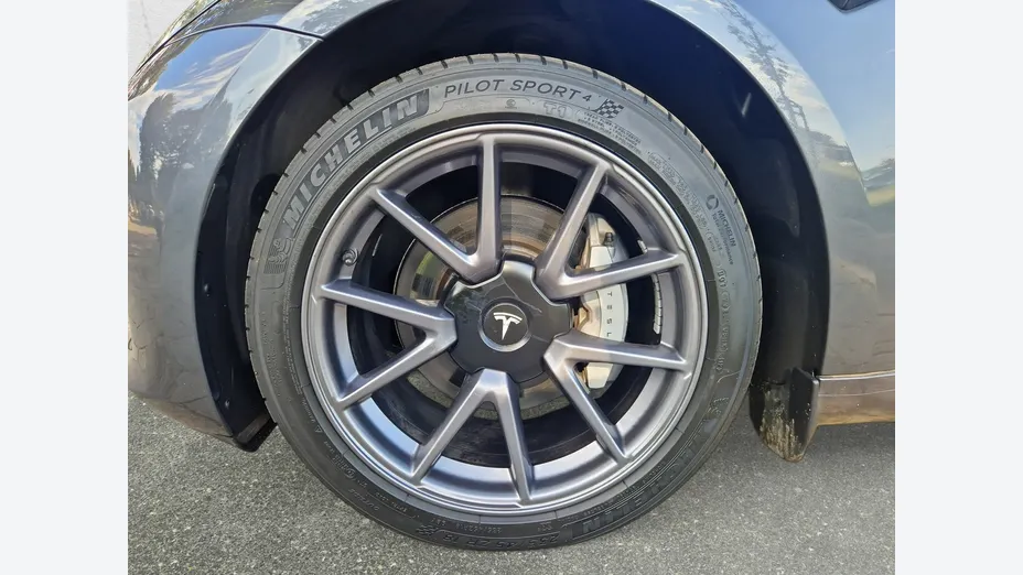 TESLA Model 3 -
