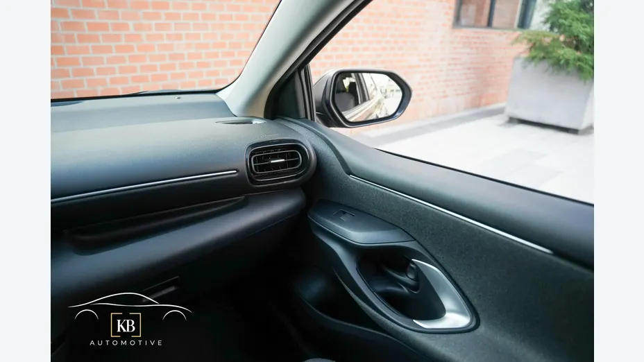 TOYOTA Yaris -