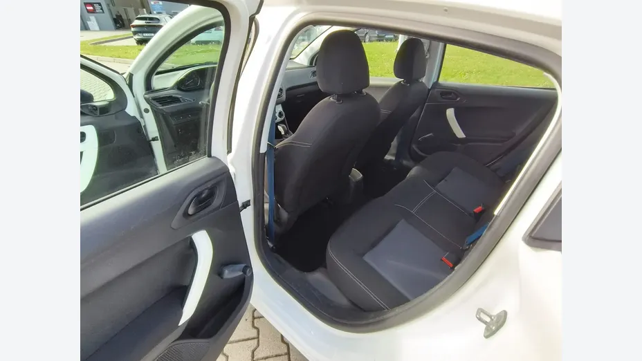 PEUGEOT 208 -