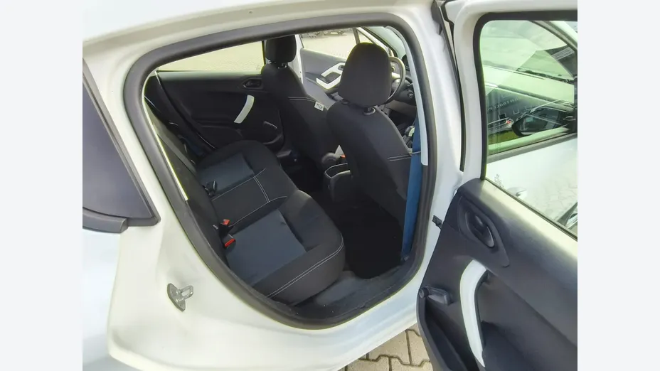 PEUGEOT 208 -