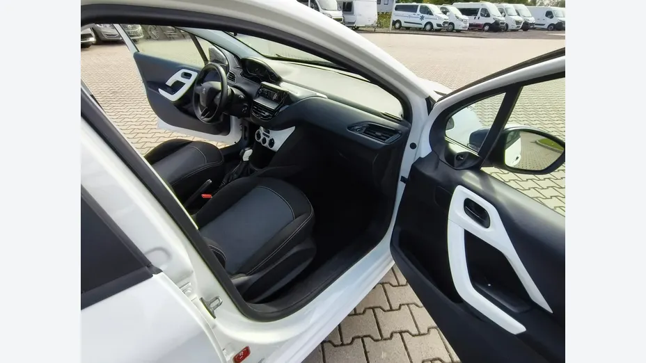 PEUGEOT 208 -