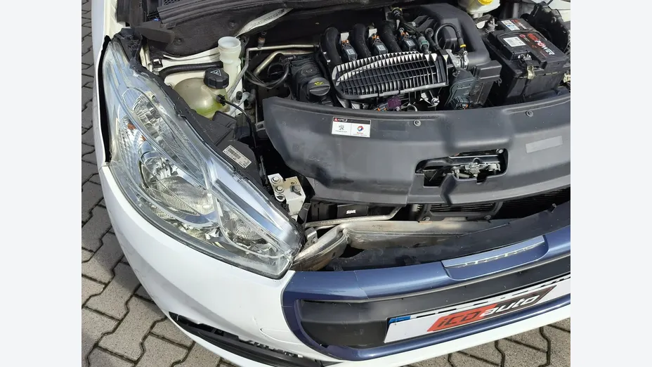 PEUGEOT 208 -