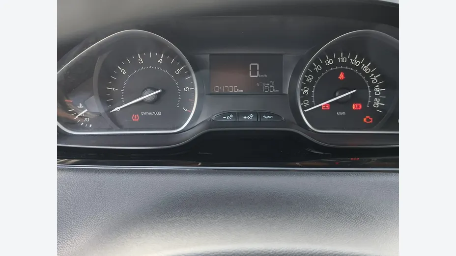 PEUGEOT 208 -