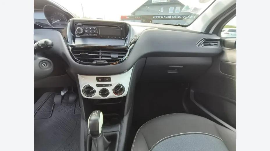 PEUGEOT 208 -