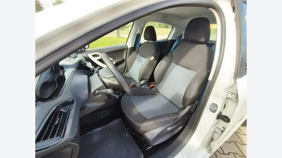 PEUGEOT 208 -