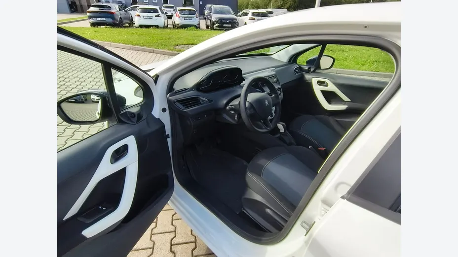 PEUGEOT 208 -
