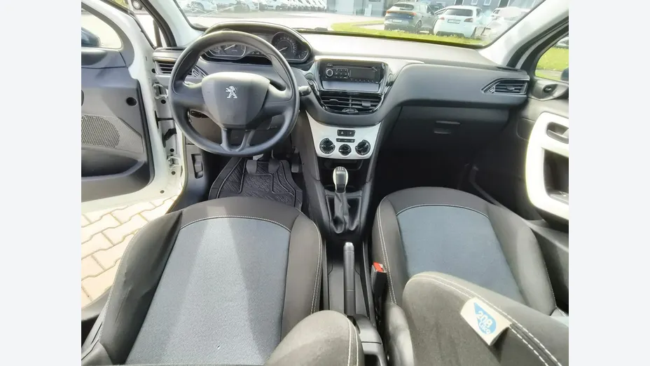 PEUGEOT 208 -