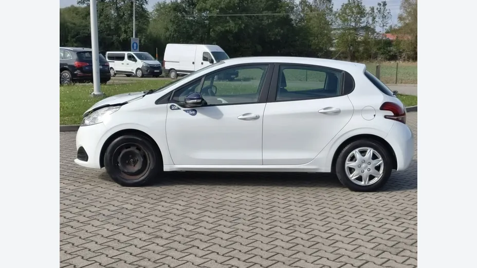 PEUGEOT 208 -