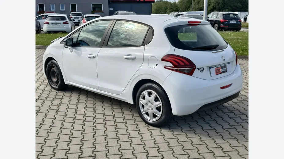 PEUGEOT 208 -