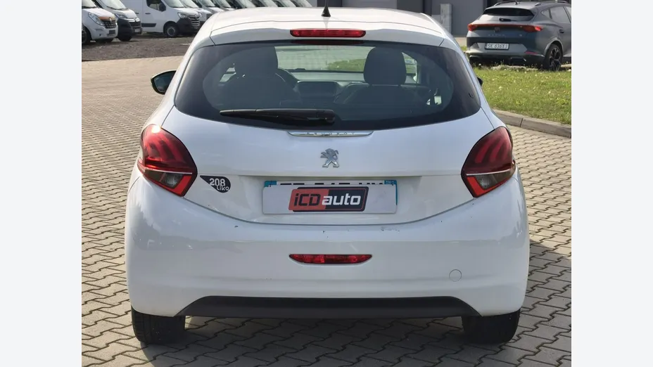 PEUGEOT 208 -