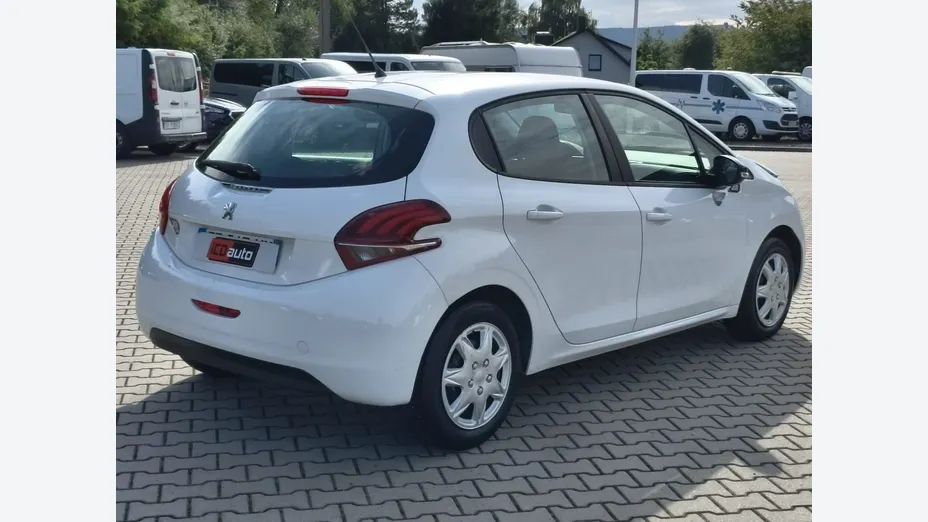 PEUGEOT 208 -