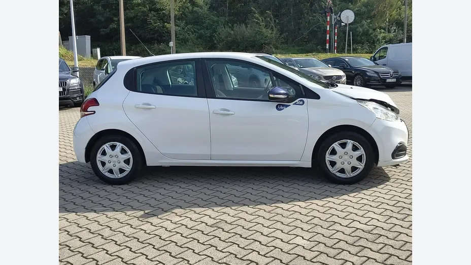 PEUGEOT 208 -