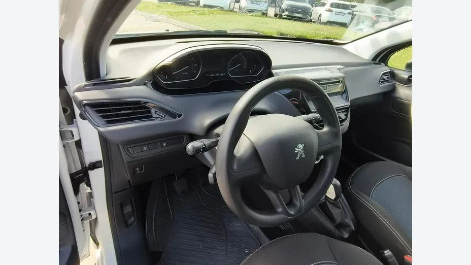 PEUGEOT 208 -
