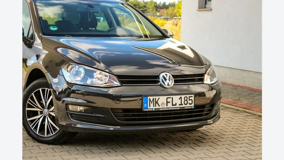 VOLKSWAGEN Golf -