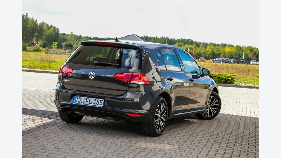 VOLKSWAGEN Golf -