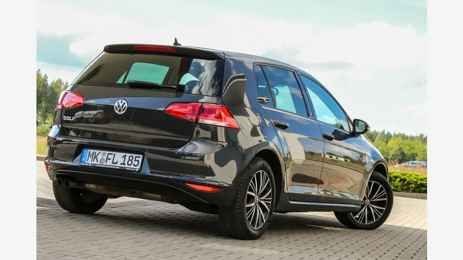 VOLKSWAGEN Golf -