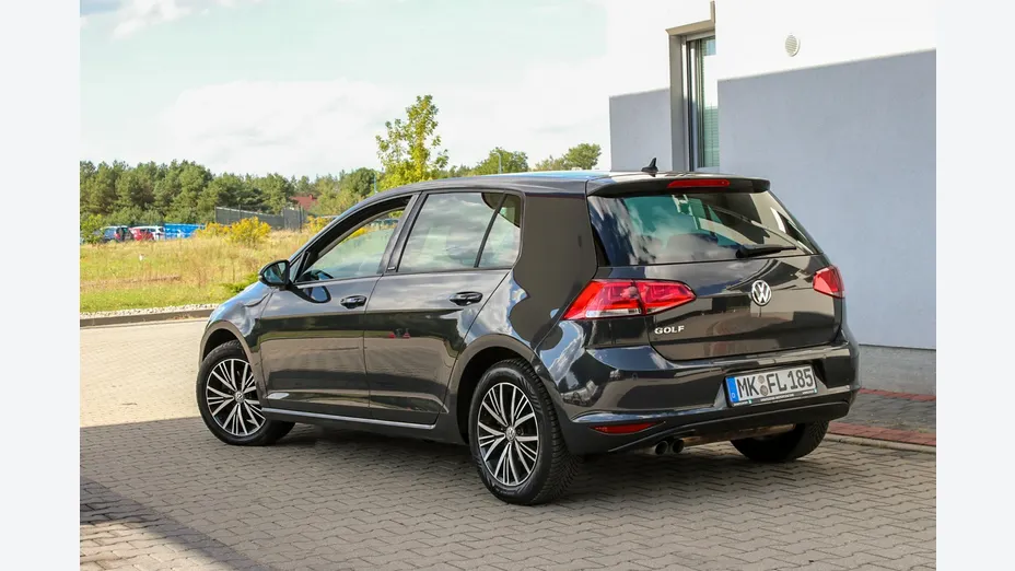 VOLKSWAGEN Golf -