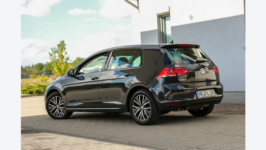 VOLKSWAGEN Golf -
